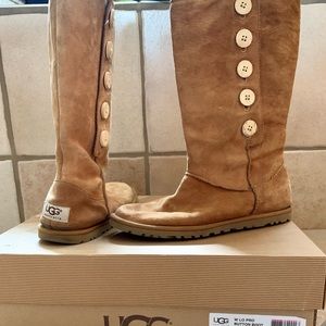 UGG size 7 lo pro button boot 3387 w/ che